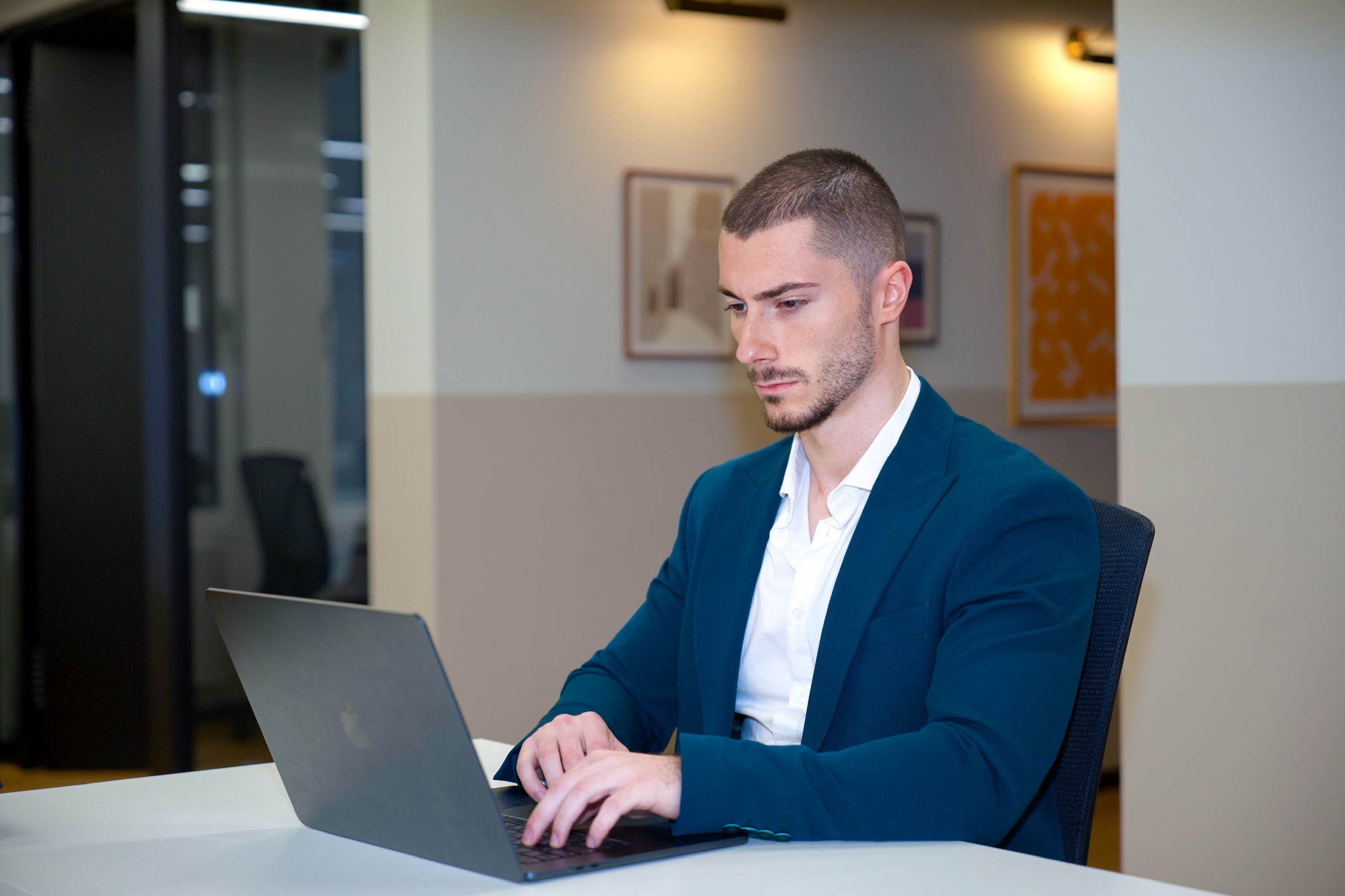 David Spirovski — Gründer und Automatisierungsexperte von FlowAgentur, konzentriert am Laptop