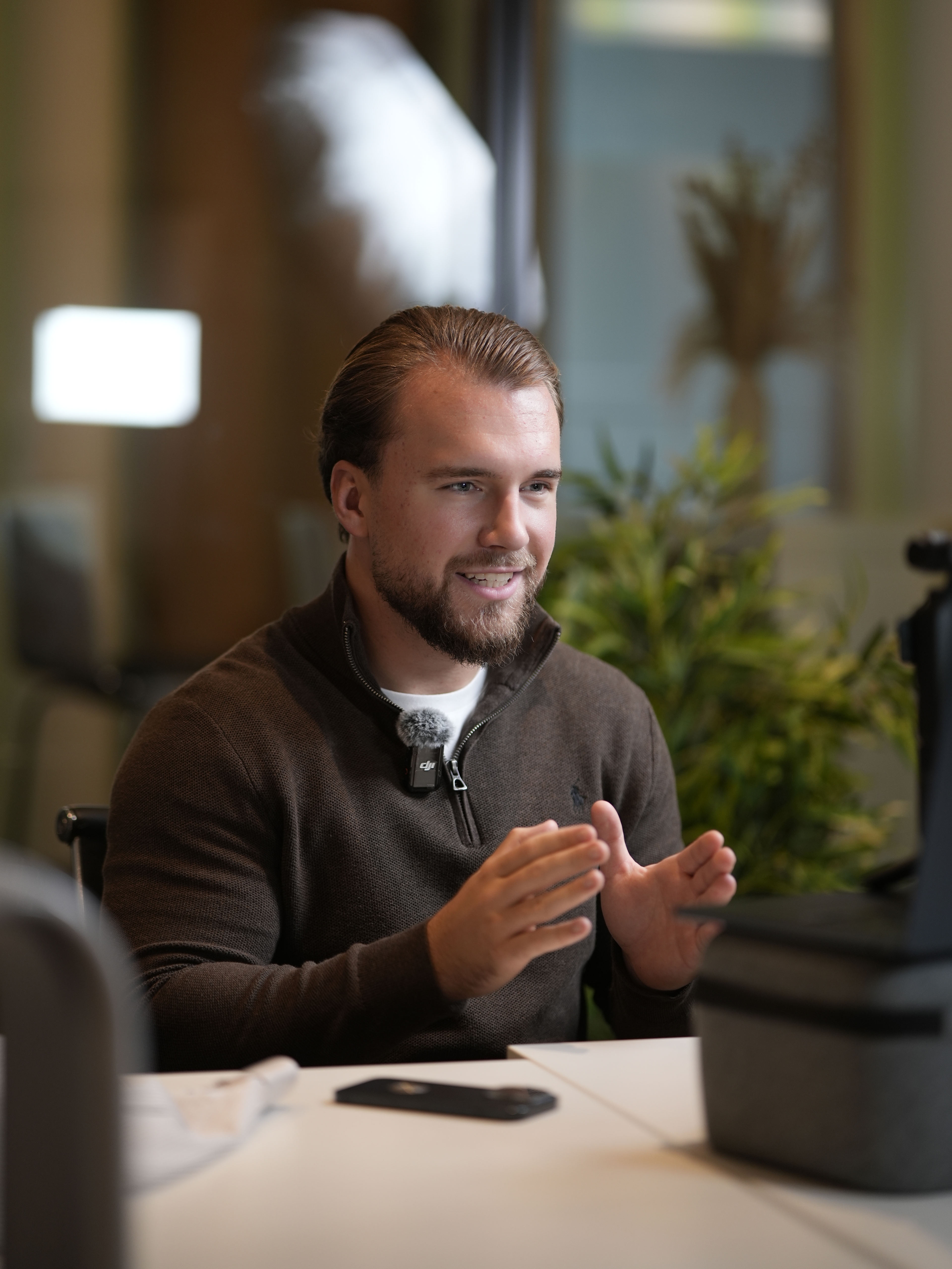 Niko Kozak — Gründer und Stratege von FlowAgentur, erklärt eine Automatisierung am Laptop