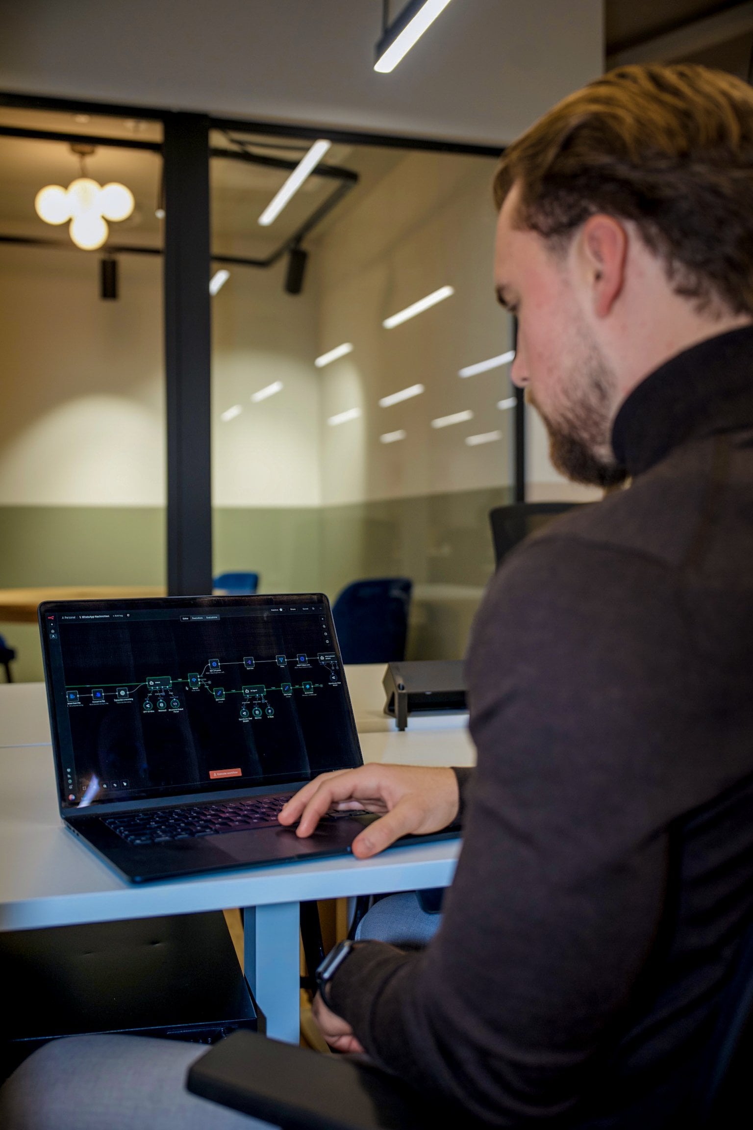 Niko Kozak bei der Arbeit an einer individuellen Automatisierungslösung